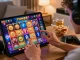 Pengguna aktif slot88 dalam suasana santai dengan aplikasi game slot di smartphone.