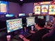 Slot jackpot permainan menarik dengan pemain antusias dan suasana penuh warna.